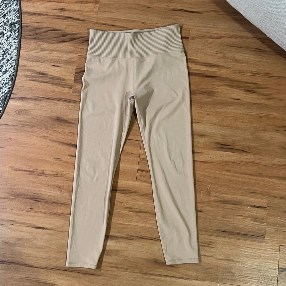 Vuori High-Waist Leggings in Light Beige